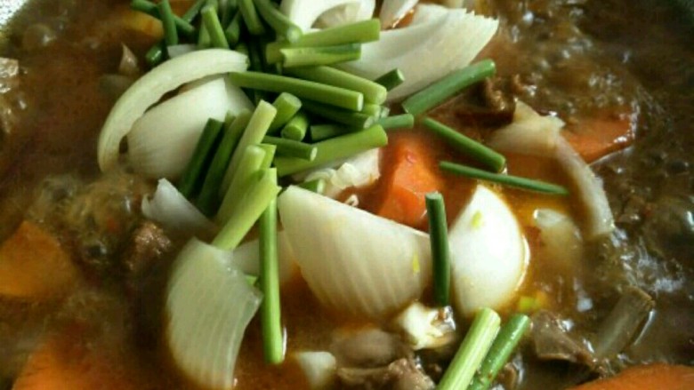 麻辣羊排煲,洋葱、蒜苔，炖至熟，撒入适量食盐即可出锅～