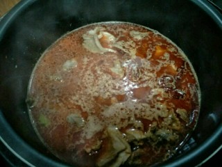 麻辣羊排煲,再将其倒入高压锅中，选择排骨、蹄筋之类的选项进行压制。
