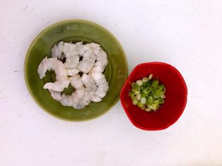 美味的西蓝花虾仁饭团,虾仁挑出虾线后切成小丁，切葱花