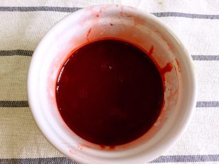 覆盆子红丝绒蛋糕,红丝绒液加入牛奶搅拌均匀
