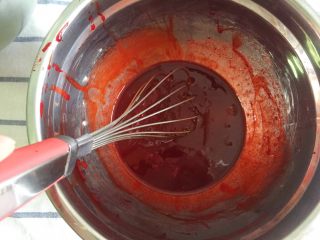 覆盆子红丝绒蛋糕,换一个无水无油干净的大容器，加入红丝绒牛奶液，分别加入细砂糖，和油，每加入一样都要充分搅拌乳化，一定要多搅拌一下，让液体完全乳化。