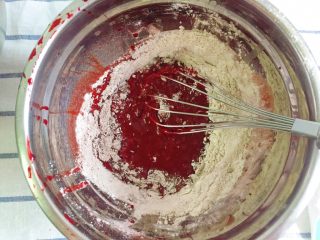 覆盆子红丝绒蛋糕,将低筋面粉，可可粉放入粉筛，过筛到完全乳化的液体中用手动打蛋器将粉类画Z字搅拌到无干粉状态，切忌搅拌过渡，避免面粉起筋