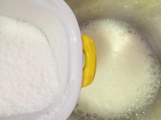 覆盆子红丝绒蛋糕,蛋白中分三次加细砂糖，打发到细腻湿性发泡