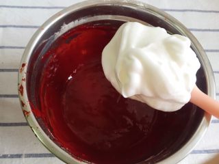 覆盆子红丝绒蛋糕,取三分之一的蛋白糊与蛋黄糊以翻拌的手法充分搅拌溶合