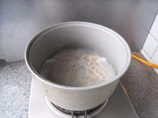 黑木耳肉丝炒面, 煮面：锅烧开水，放入面条煮至没有硬芯，捞出沥净水分