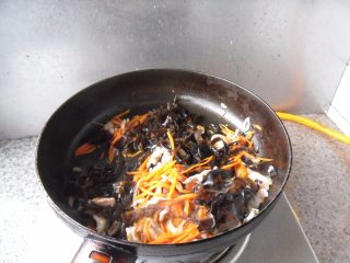 黑木耳肉丝炒面, 放入黑木耳、胡萝卜煸炒均匀 