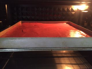 覆盆子红丝绒蛋糕,烤盘入烤箱中下层，上下火170烤18～20分钟