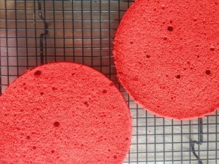 覆盆子红丝绒蛋糕,6寸圆模蛋糕制作方法同上面一样，出炉后分成两片待用