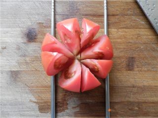 莲花番茄,再移动番茄，共切成8瓣，切记底部不能切断，留1小部分。 