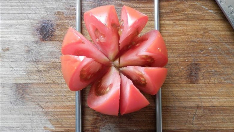 莲花番茄,再移动番茄，共切成8瓣，切记底部不能切断，留1小部分。 