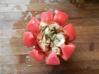 莲花番茄,将内馅菜用勺子装入番茄花中，撒上葱花即可。