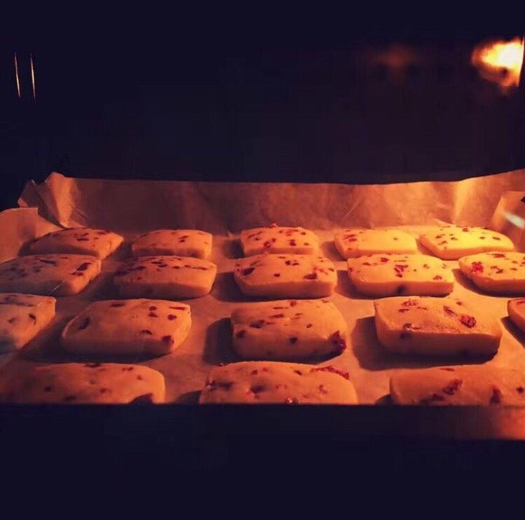 蔓莓奶油饼干,200°  15-20分钟左右，注意观察，厚薄不一样的情况下，烤箱温度可以调整160-180