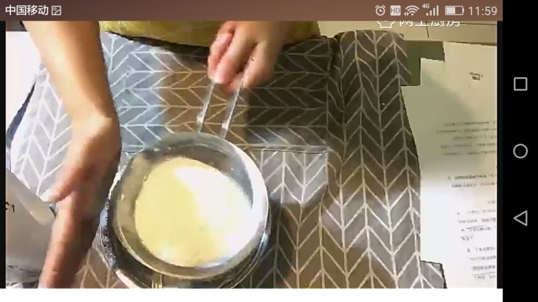 红茶酥饼,加入红茶沫，拌匀后，低粉过筛加入其中，用手按压拌匀。
