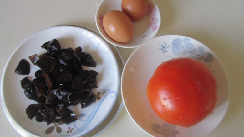 木耳番茄鸡蛋汤,准备好原材料；