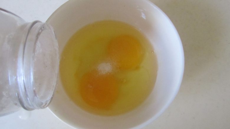 木耳番茄鸡蛋汤,<a style='color:red;display:inline-block;' href='/shicai/ 9'>鸡蛋</a>打入碗中， 加入适量的盐打散开来；