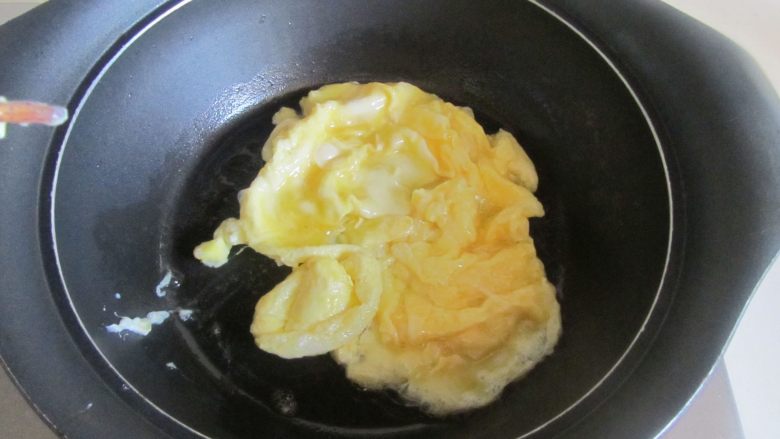 木耳番茄鸡蛋汤,热锅凉油， 倒入鸡蛋液；