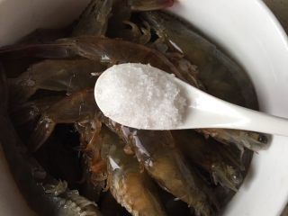 蒜蓉粉丝开背虾,放一小勺半盐