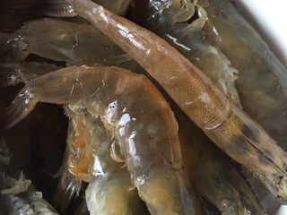 蒜蓉粉丝开背虾,大虾把虾线挑掉，放碗里备用。
