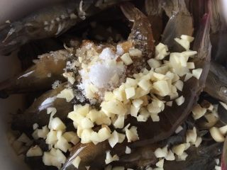 蒜蓉粉丝开背虾,四片蒜，剁碎。