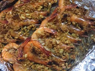 蒜蓉粉丝开背虾,烤箱200度，上下火，烤十五-二十分钟就可以开吃！