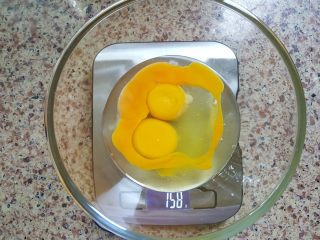 广式月饼~金沙奶黄馅儿,3．取三个鸡蛋放在碗中，大约158克。
