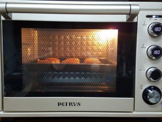 广式月饼~金沙奶黄馅儿,20．月饼上喷少许水，放在预热好的烤箱中，上下火180度，烤7分钟，取出用蛋黄水刷表面，再重新放入烤箱中，上下火180度，中层烤15分钟左右
