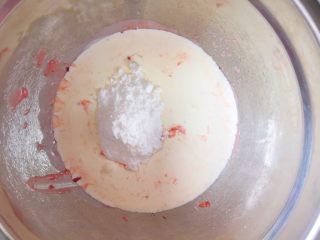 覆盆子红丝绒蛋糕,淡奶油加糖粉打到六成发，后加冷却的覆盆子玫瑰酱用电动打蛋器打至八成发，盖保鲜膜冰箱冷藏