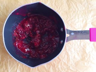 覆盆子红丝绒蛋糕,将覆盆子果酱过滤掉籽后留出来一勺最后做装饰，剩下的加玫瑰花酱煮至味道完全溶合