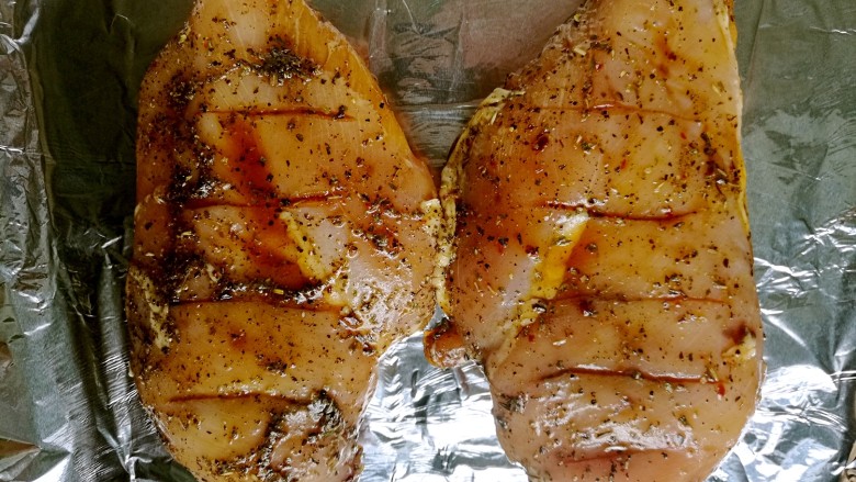 香烤鸡大胸蔬菜沙拉,烤箱220度，烧烤模式预热10分钟。将鸡大胸放入垫上锡箔纸的烤盘内。