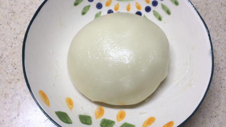 冰皮月饼（附豆沙做法）,蒸好的冰皮搅拌放至微热不烫手。戴上一次性手套揉成光滑的面团，揉到什么程度就好像你的耳垂那样的柔软度就可以了。