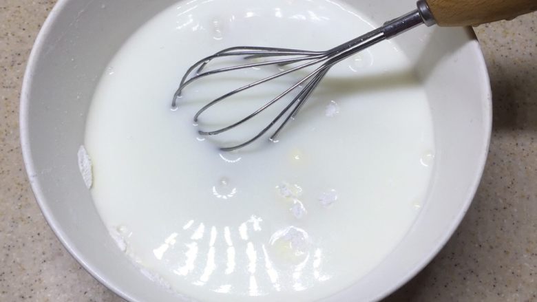 冰皮月饼（附豆沙做法）,加入牛奶搅拌至无颗粒。