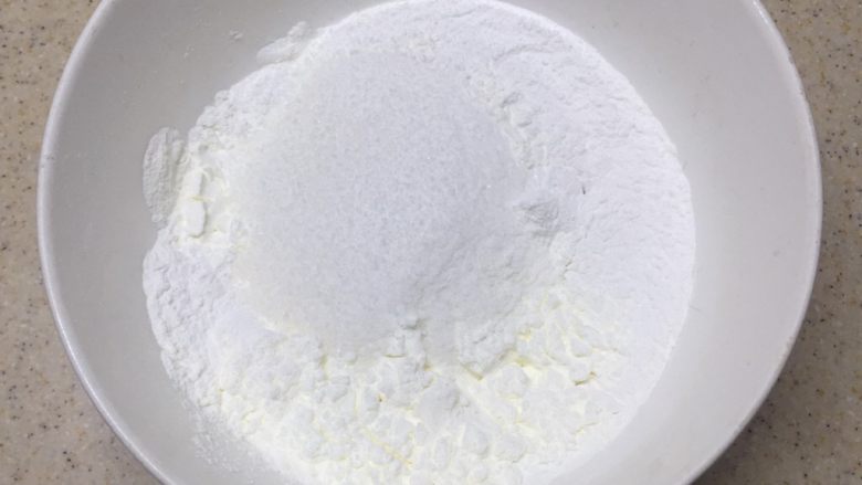 冰皮月饼（附豆沙做法）,接下来准备冰皮，b材料为冰皮。将b材料里的糖粉，糯米粉，粘米粉，玉米淀粉混合。