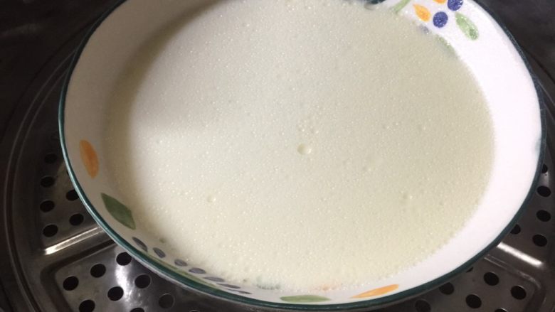 冰皮月饼（附豆沙做法）,放入蒸锅蒸25分钟。蒸的时候锅盖开出一条小缝，这样就不会有太多的水倒流进面糊里。