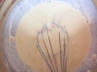 覆盆子红丝绒蛋糕,再加入剩下的淡奶油，先用手动打蛋器搅拌均匀后，再换电动打蛋器低速打至7成发，适合抹面的状态
