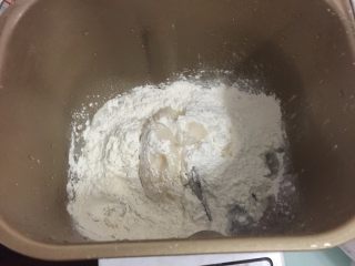 馅中馅月饼,制作水油皮：将面粉 、糖粉、猪油、温水放入面包机桶里