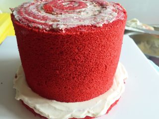 覆盆子红丝绒蛋糕,将之前做好的覆盆子玫瑰蛋糕卷置于6寸奶油片中间位置