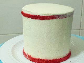 覆盆子红丝绒蛋糕,用刮刀将蛋糕抹成一个圆柱形蛋糕体，进冰箱冷藏定型
