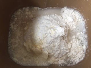 低卡全麦吐司,把高筋面粉、全麦粉、白砂糖、盐、奶酪、水130g放进面包机里，开启和面程序