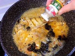 红烩扒皮鱼,挑出葱姜香料，转大火在炖5分钟，撒入白胡椒粉