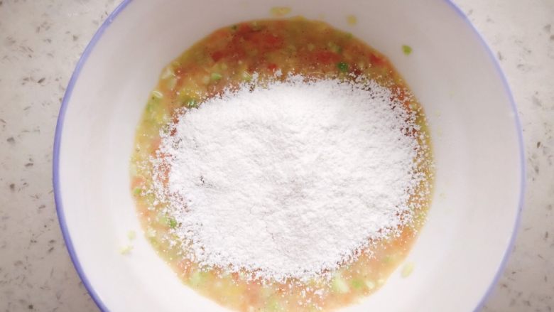 三文鱼蔬菜小方 宝宝辅食,搅拌均匀后加入适量的面粉