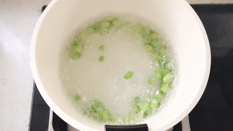 三文鱼蔬菜小方 宝宝辅食,锅中烧水，水开后倒入洗净的毛豆