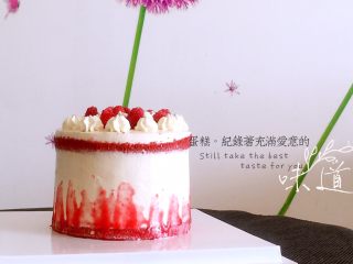 覆盆子红丝绒蛋糕,根据喜好给蛋糕顶部做装饰，我用了覆盆子和剩余的奶油做了裱花，图片中是6寸蛋糕款式