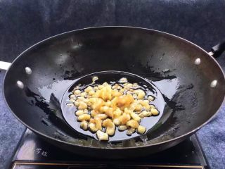 土豆炖牛腩,牛油倒入锅中，调火慢慢把牛油炼出来。