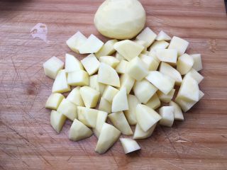 土豆炖牛腩,土豆去皮洗净切小块。