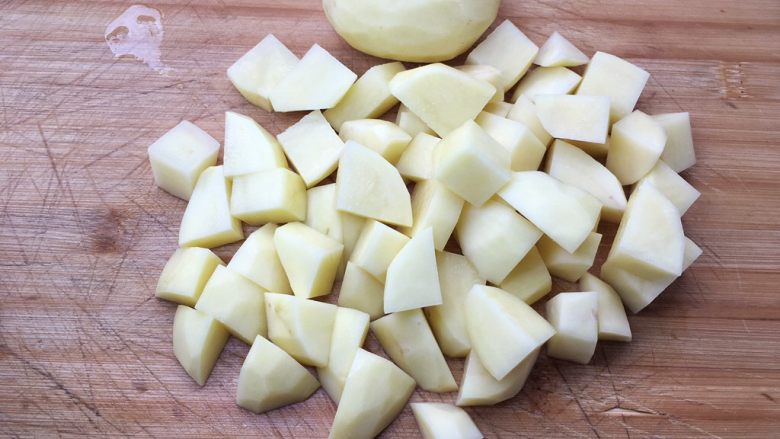 土豆炖牛腩,土豆去皮洗净切小块。