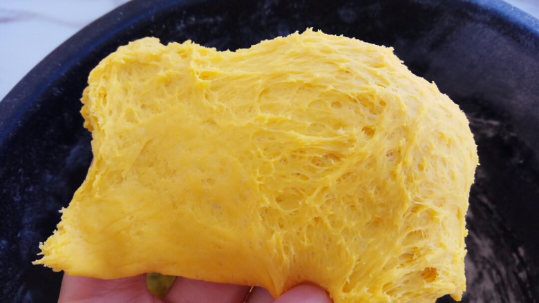 奶香小星星南瓜馒头,发酵好的面团是原来的2倍大小，呈蜂窝状