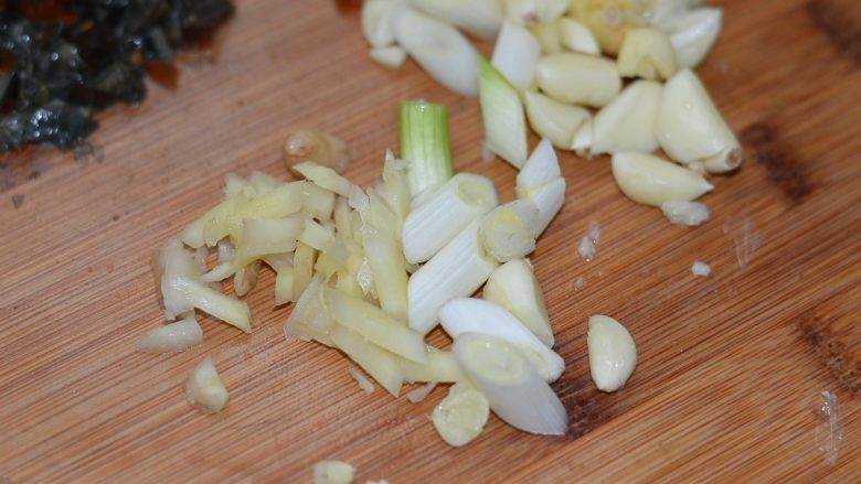 上汤薯尖,葱切段，姜切碎。