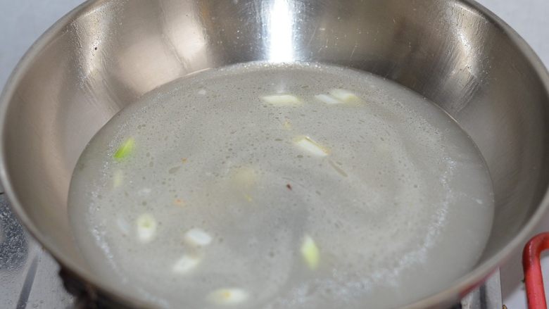 上汤薯尖,加入高汤，高汤不足时加入清水补充。