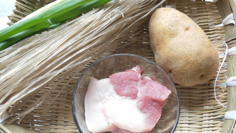 猪肉土豆炖粉条,原料图