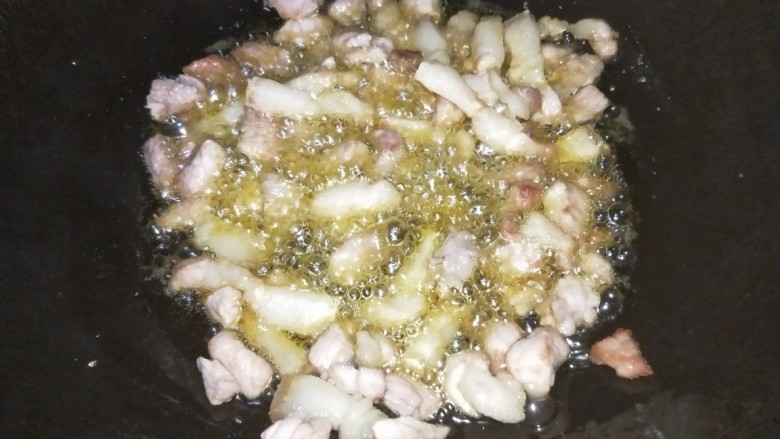 猪肉土豆炖粉条,锅里倒入油，油热后放入猪肉煸炒